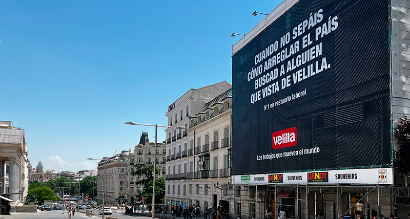 Velilla lanza una pulla a los políticos con una lona frente al Congreso