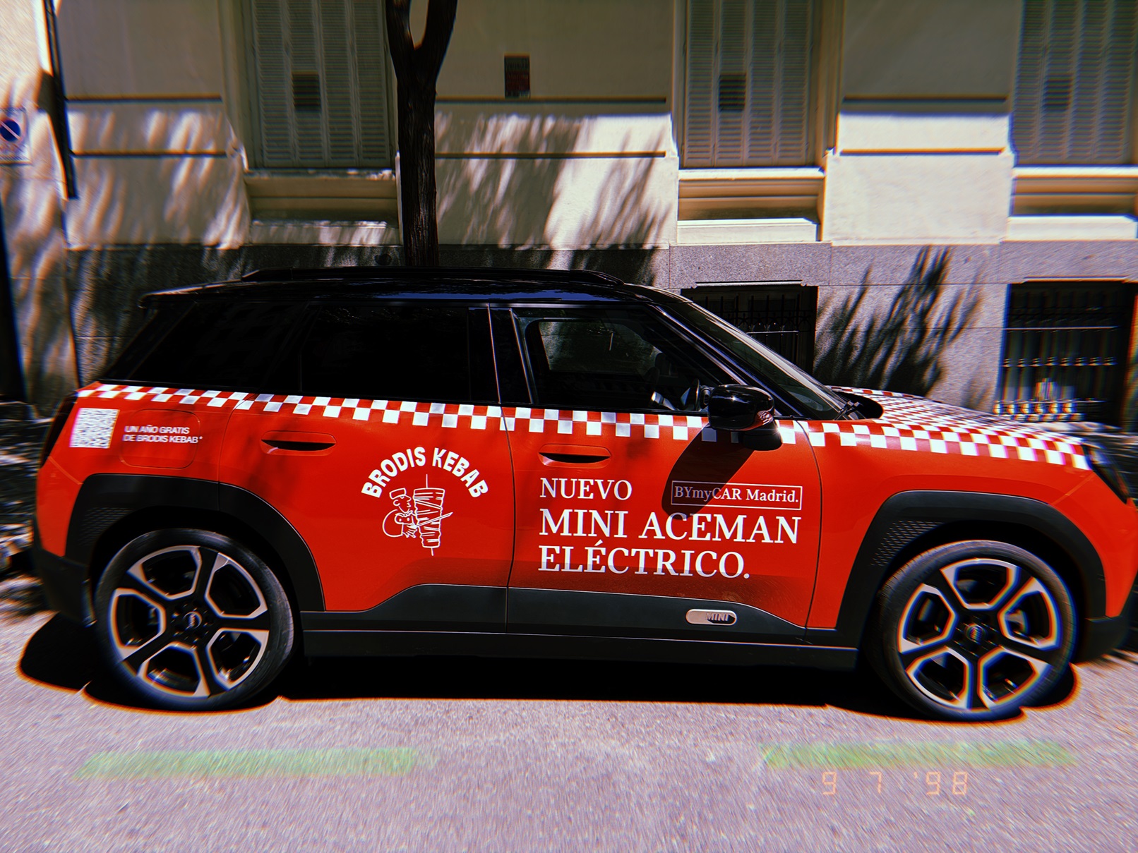 Un MINI recorre el madrileño barrio de Malasaña regalando kebabs