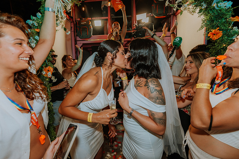 Basic-Fit celebra el Orgullo con una boda en su carroza