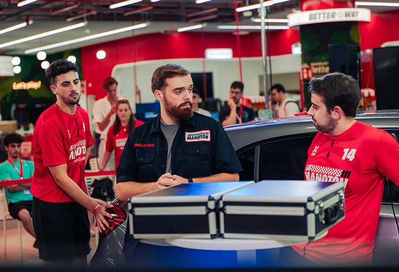 Clientes de MediaMarkt compiten para ganar un Mercedes