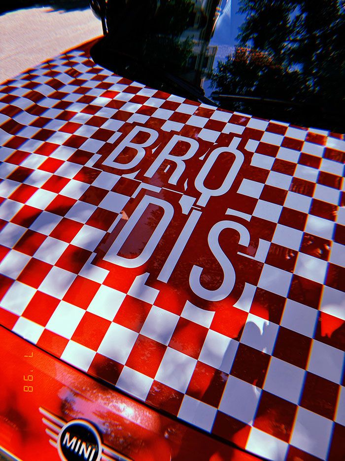 Un MINI recorre el madrileño barrio de Malasaña regalando kebabs.