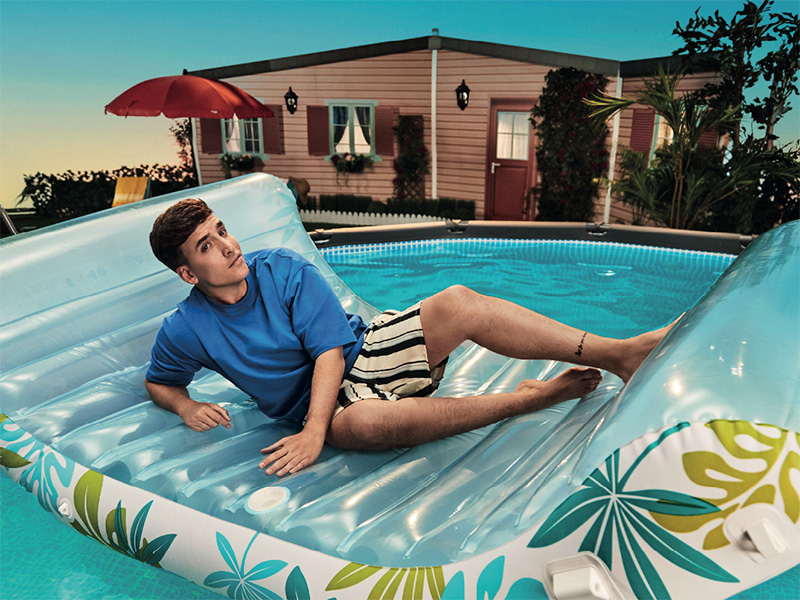 Xuxo Jones se moja con Intex en la campaña "Mójate a tu aire"