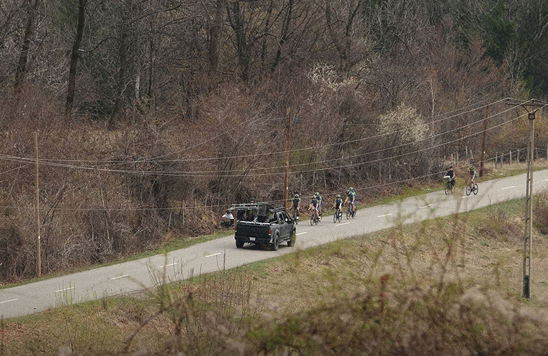 Movistar rinde homenaje a los héroes silenciosos del ciclismo