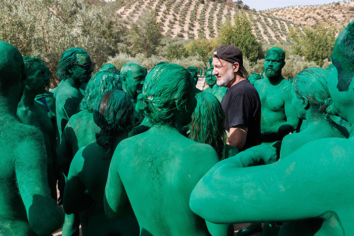 Spencer Tunick homenajea a la botella desnuda de Cervezas Alhambra.
