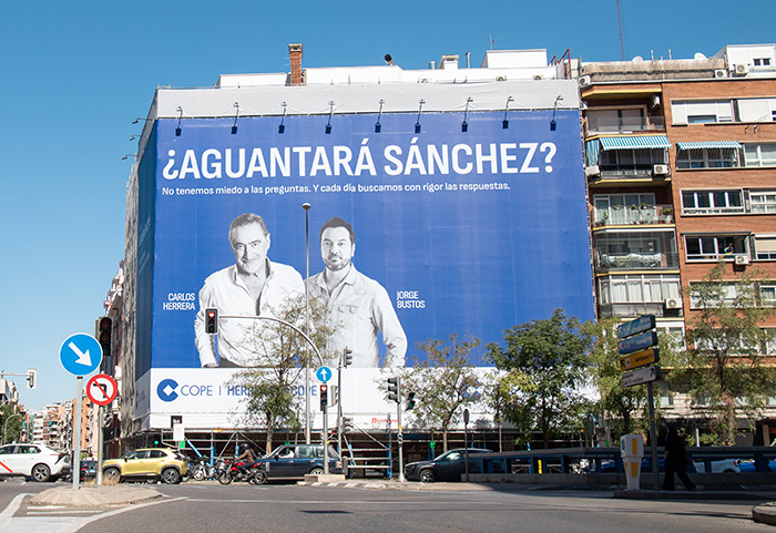 La lona de "¿Aguantará Sánchez?" era una campaña de la COPE.