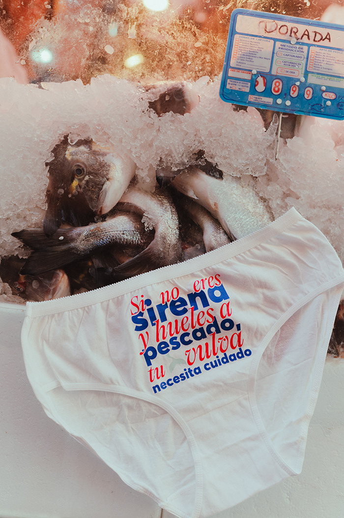 Colgando bragas para hablar de salud íntima femenina.