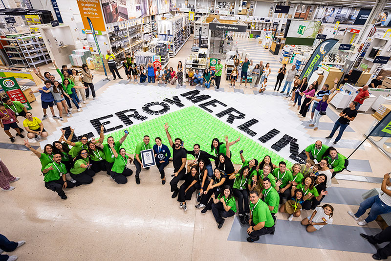 El logo más grande del mundo hecho con herramientas de mano