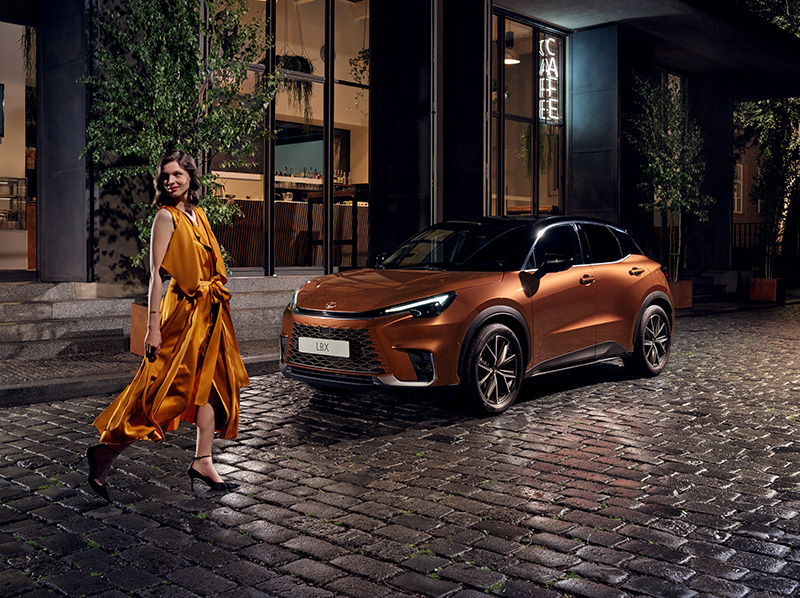 Lexus lanza la campaña "Life happens in my LBX”