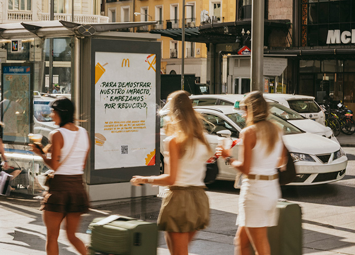 McDonald´s reutiliza soportes publicitarios en su nueva campaña.