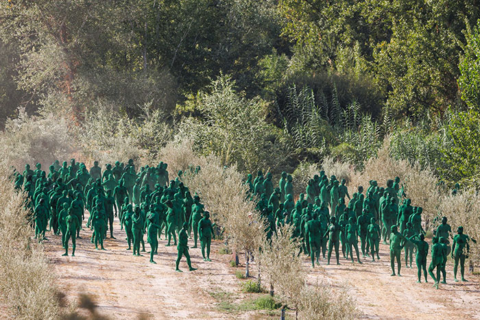 Spencer Tunick homenajea a la botella desnuda de Cervezas Alhambra.