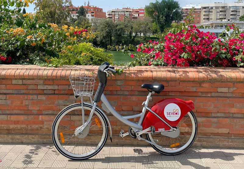 Sevici premia a sus usuarios de manos de Julio Muñoz