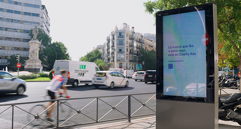 Cabify Ads vacía mupis para comunicar sus espacios publicitarios