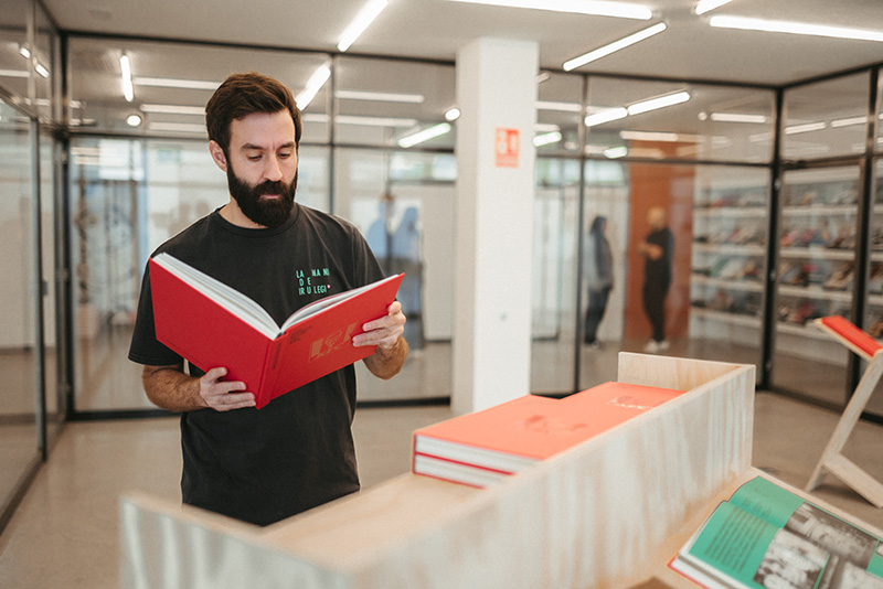 KFC se mira desde fuera y revela lo que nadie se atreve a preguntar