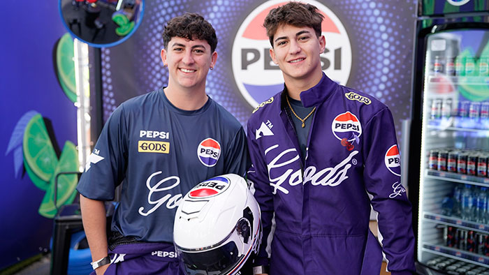 Los hermanos y creadores de contenido Javier y Eric Ruiz integran la escudería de Pepsi para la Kart Royale.