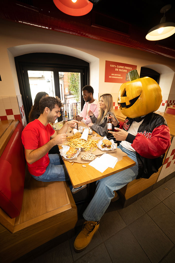 Budweiser España y Five Guys celebran Halloween 2025.