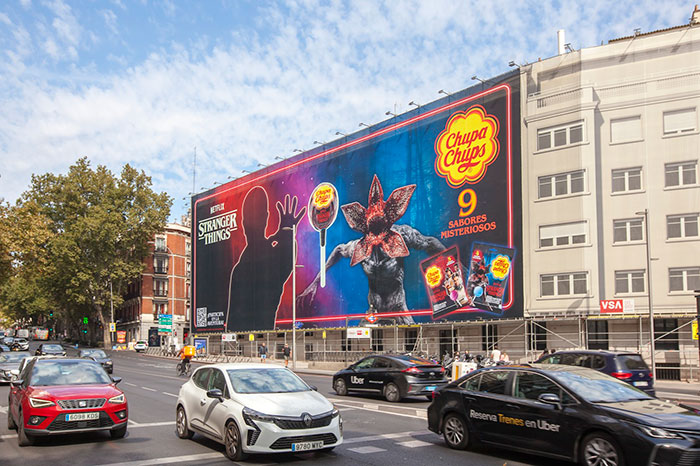 Chupa Chups ha inaugurado en Madrid una lona espectacular para presentar su edición limitada inspirada en la serie "Stranger Things".
