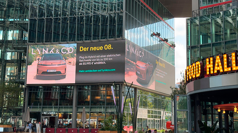 Una campaña de exterior del Lynk & Co 08 ilumina Europa