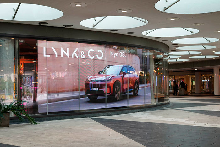 Italia En Milán y Roma, las ubicaciones en lugares emblemáticos como la Piazza del Duomo, Gae Aulenti y los principales núcleos culturales y de transporte sumergen al Lynk & Co 08 en el pulso urbano de Italia. Estos lugares no solo se encuentran entre los más visitados de Europa, sino que también simbolizan el diseño, el patrimonio y los estilos de vida con visión de futuro, lo que encaja a la perfección con el ADN de la marca..