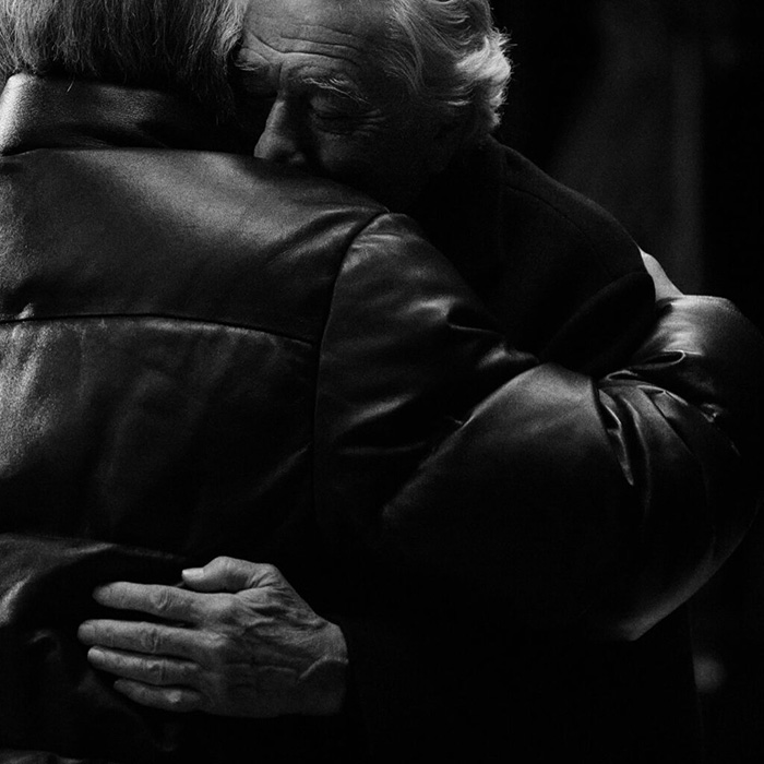 Robert De Niro abraza a Al Pacino en el anuncio de Moncler.
