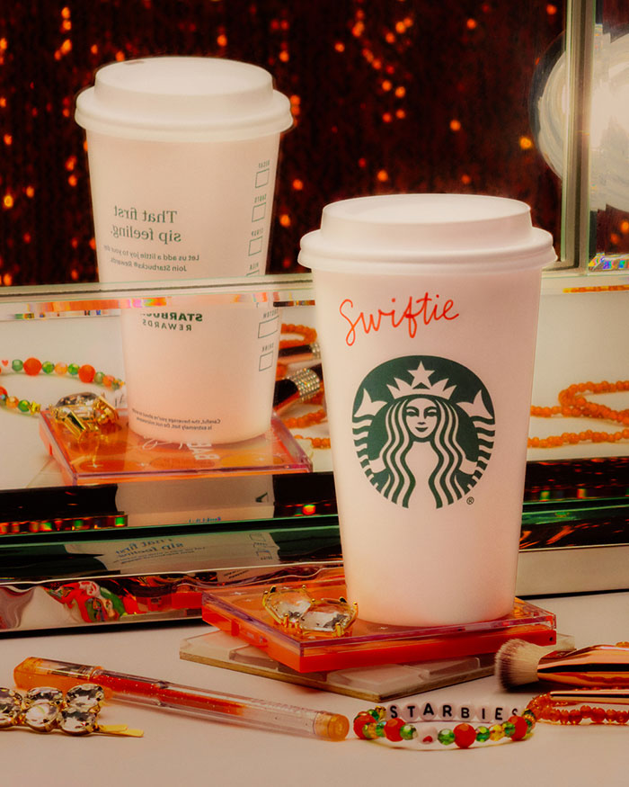 Starbucks celebra el lanzamiento del nuevo álbum de Taylor Swift.