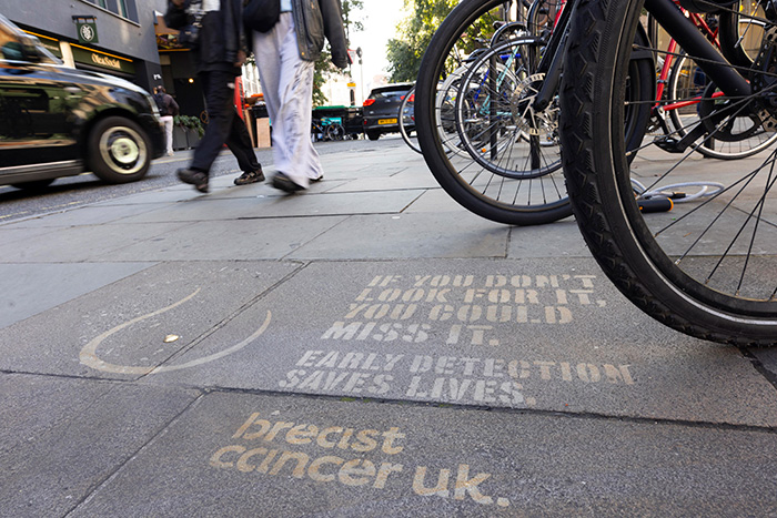 "Pezones callejeros" para concienciar sobre el cáncer de mama.