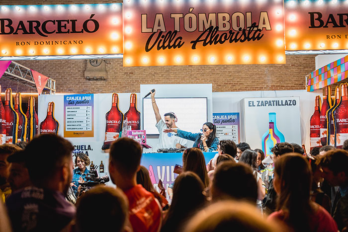 Fiestón en Villa Ahora, el pueblo efímero de Ron Barceló.