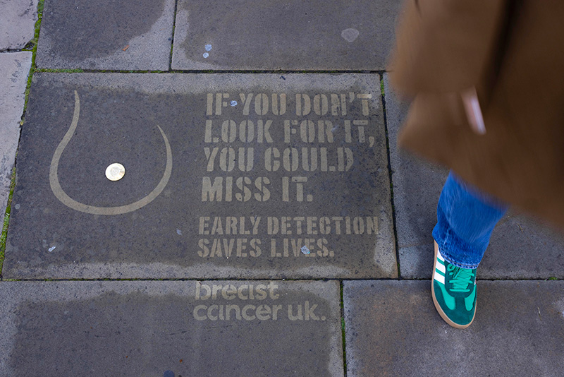 "Pezones callejeros" conciencian sobre el cáncer de mama