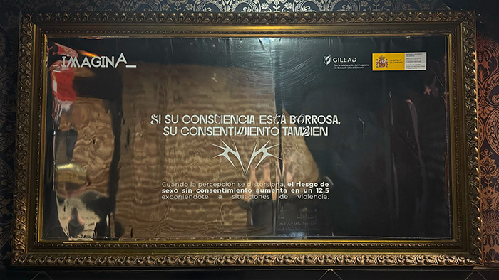 Campaña que refleja en espejos la violencia oculta en el chemsex.