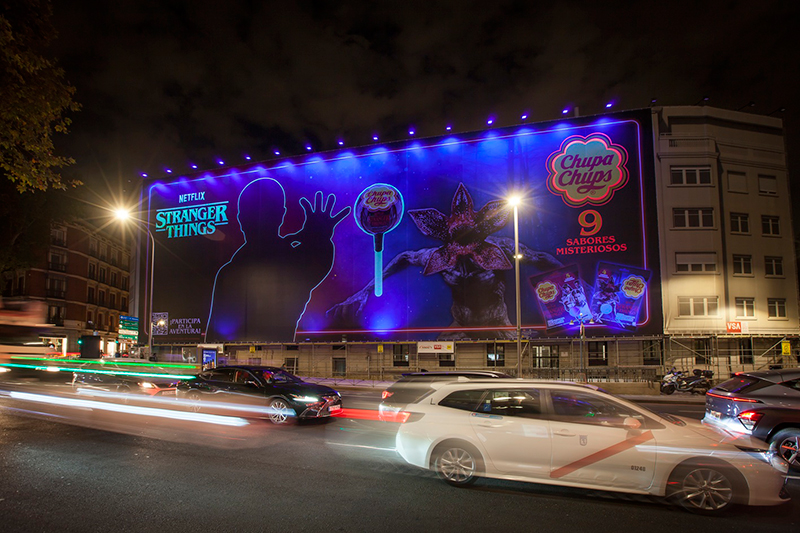 Lona con luz ultravioleta de Chupa Chups y "Stranger Things"