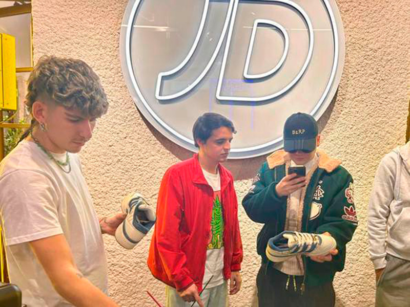 Bizarrap inaugura la Flagship Store de JD en Barcelona