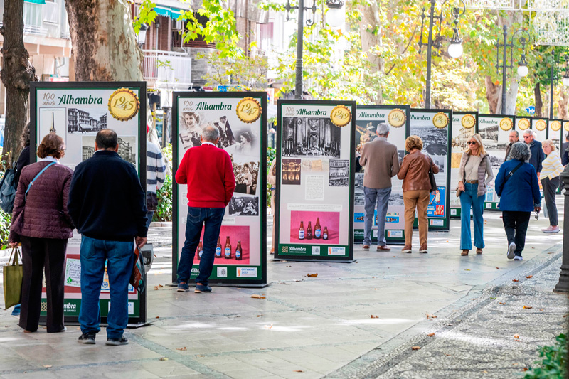 Exposición de Cervezas Alhambra en las calles  de Granada