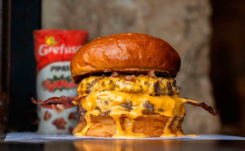 Hundred y Grefusa lanzan una burger de Pipas Tijuana