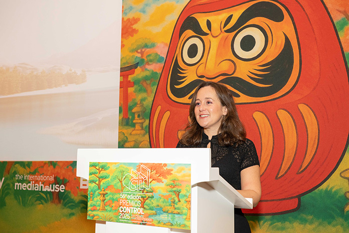 Lorena Macías presenta los Premios Control 2025.