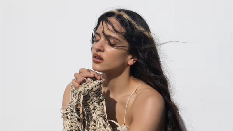 ¿Si hablas otro idioma sientes diferente? Rosalía cree que sí