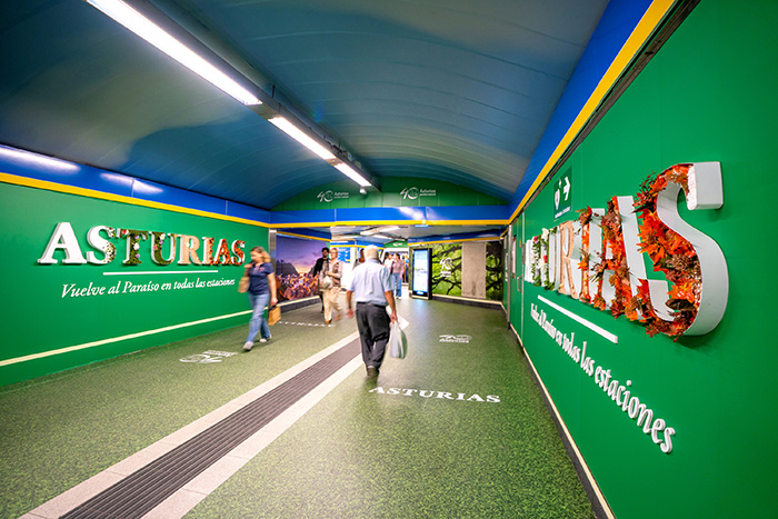 Aromas y sonidos de Asturias invaden el Metro de Madrid.