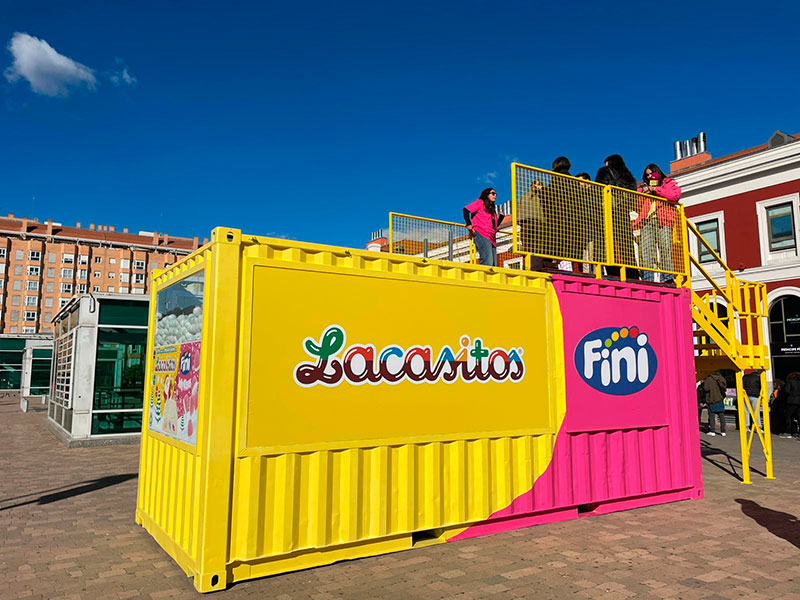 Fini y Lacasitos presentan una piscina de bolas navideña