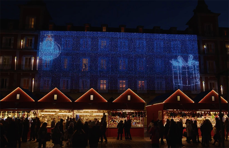 CaixaBank ilumina la Plaza Mayor de Madrid