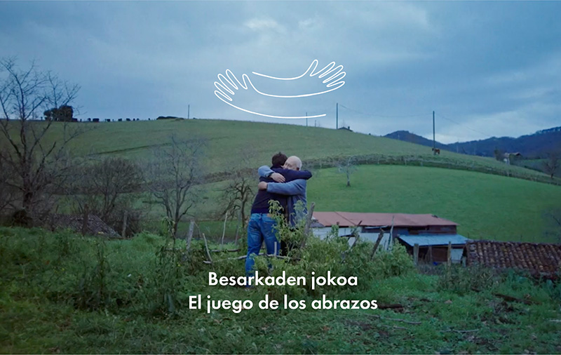 "El Juego de los Abrazos" fomenta el bienestar emocional