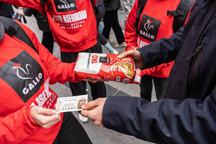 Gallo cambia décimos de Lotería sin premio por "Pasta Asegurada".