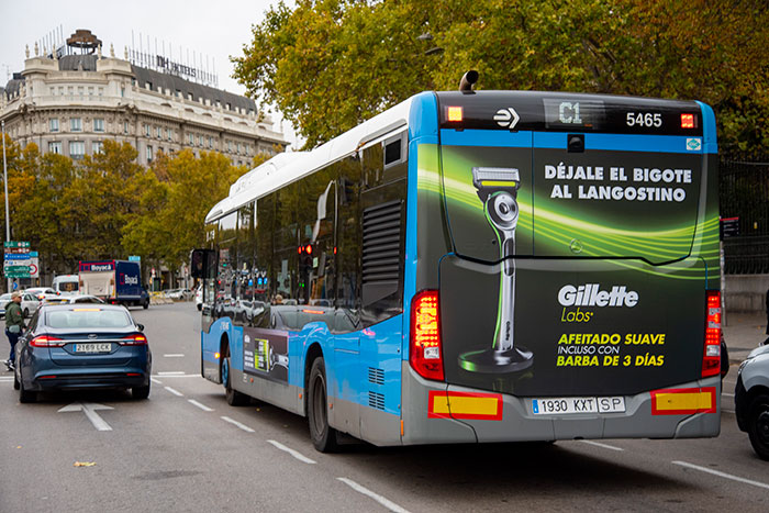 Gillette "recorre" las calles durante las fiestas navideñas.