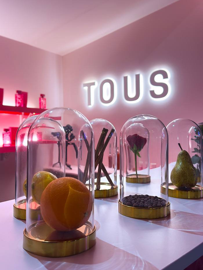 TOUS viste de rosa las Setas de Sevilla para presentar KAOS.