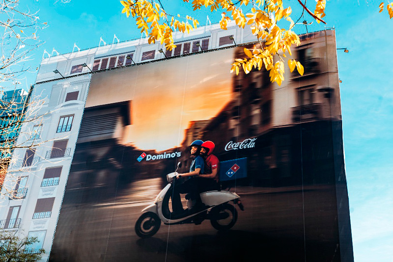 Dos repartidores anuncian la alianza entre Domino´s y Coca-Cola