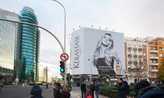Lona de Kèrastase con retroiluminación integrada.