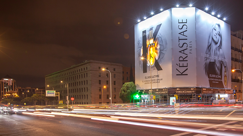 Lona de Kèrastase con retroiluminación integrada