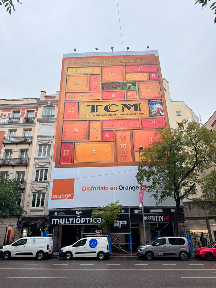 TCM cuelga un calendario de adviento gigante en el centro de Madrid.