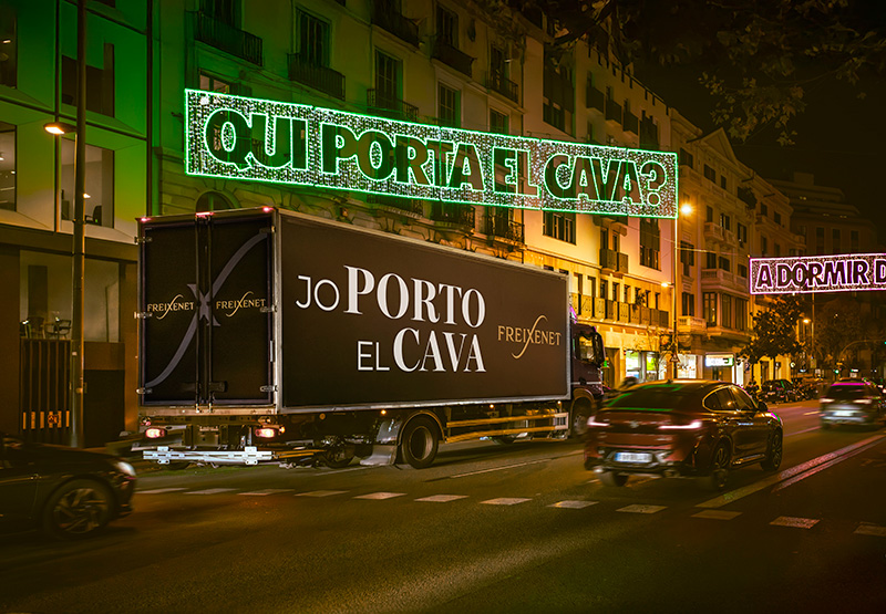 Un camión de Freixenet hace un guiño a las luces de Navidad