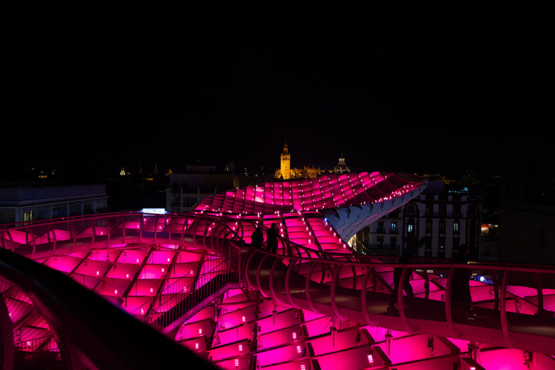 TOUS viste de rosa las Setas de Sevilla para presentar KAOS