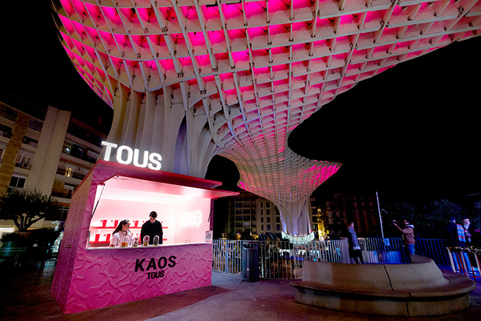 TOUS viste de rosa las Setas de Sevilla para presentar KAOS.