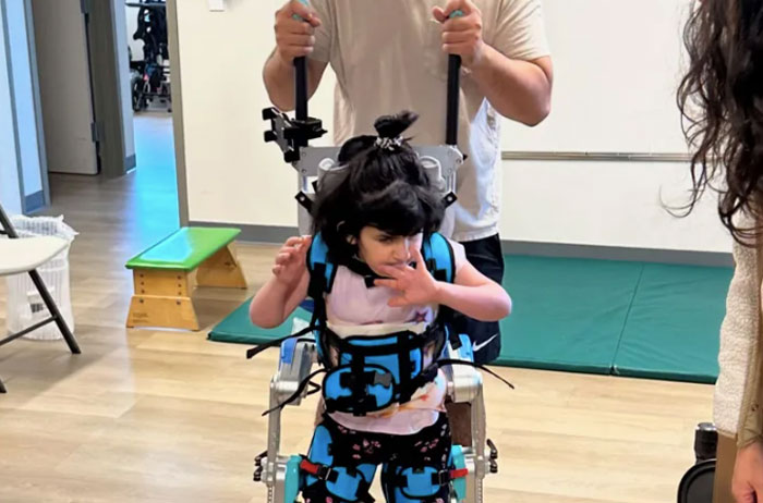 CES 2026: Exoesqueleto inteligente para niños.