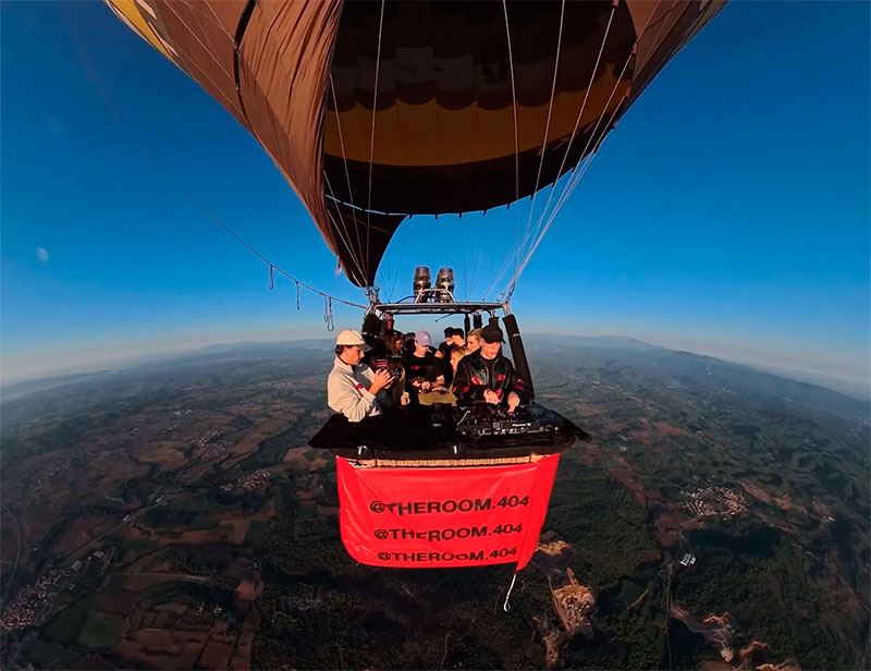 The Room monta un "after" en un globo aerostático